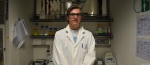 Christian Sonnendecker di laboratoriumnya di Universitas Leipzig. Ia dan peneliti lain telah menemukan enzim baru yang dapat memakan plastik PET - Foto, Clare Roth, DW